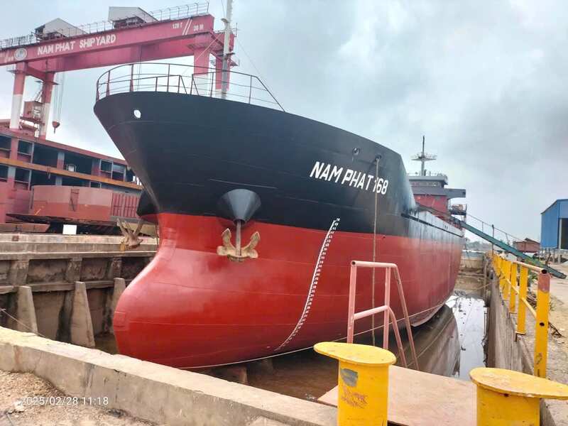Hạ thuỷ tàu Nam Phát 168 trọng tài 5000 tấn