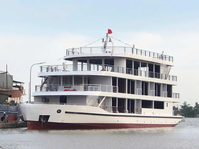 Hạ thủy thành công du thuyền Secret Halong Cruise 02 