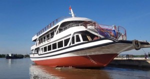 Hạ thuỷ tàu Tùng Vân 99 khách du lịch vịnh Hạ Long