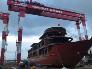 Hạ thuỷ tàu 18 phòng ngủ Tùng Trang 29 - chủ tàu công ty Hồng Phong
